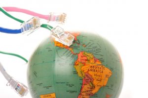 LANケーブルと地球儀